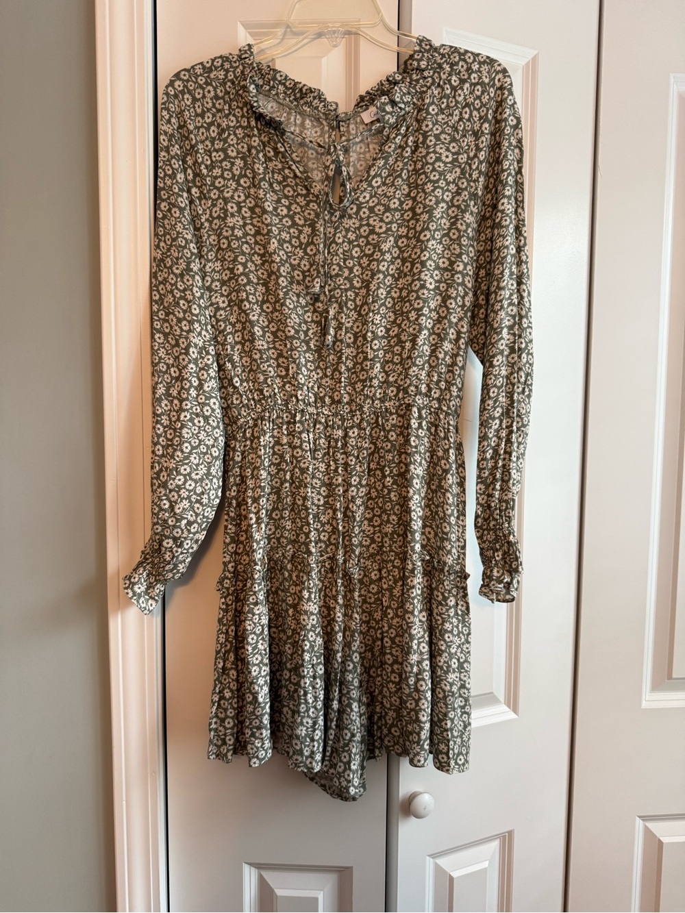 Calista size M Olive Floral Long-Sleeve Ruffle romper